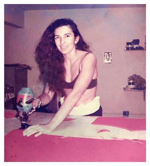 Ambrosina Alencar cortando moldes na mesa de corte, nos anos 1990
