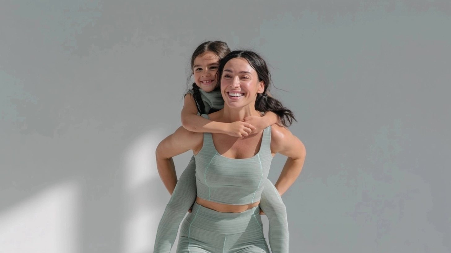 Mãe e filha usando peças Bro em tom verde-sálvia